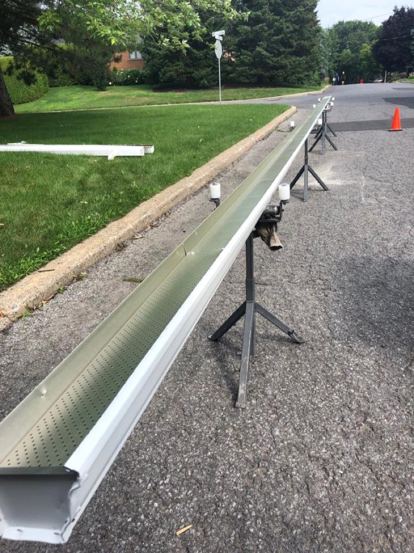 Very long gutter without joint in one piece